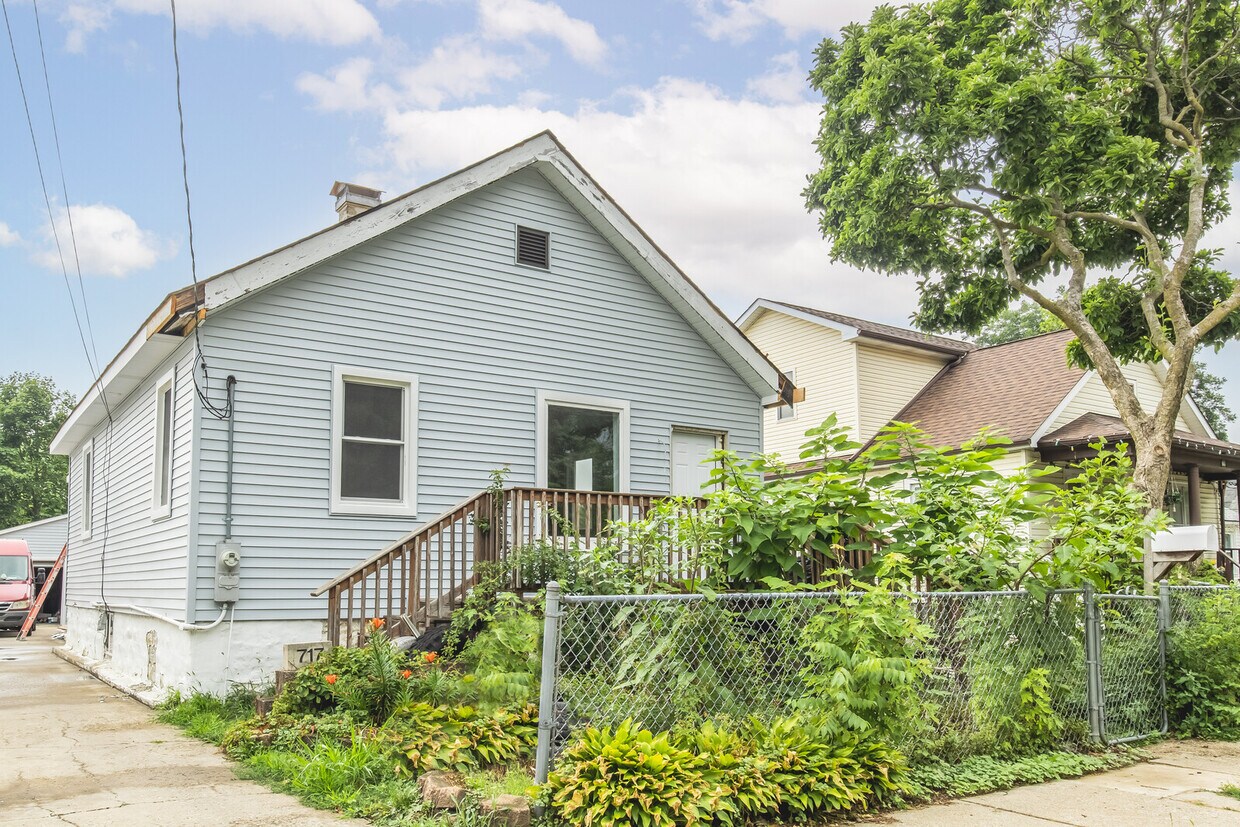 Primary Photo - 717 Chase Ave