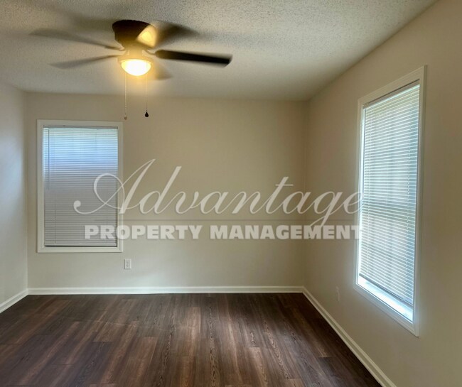 Building Photo - Spacious Home that has been fully renovate...