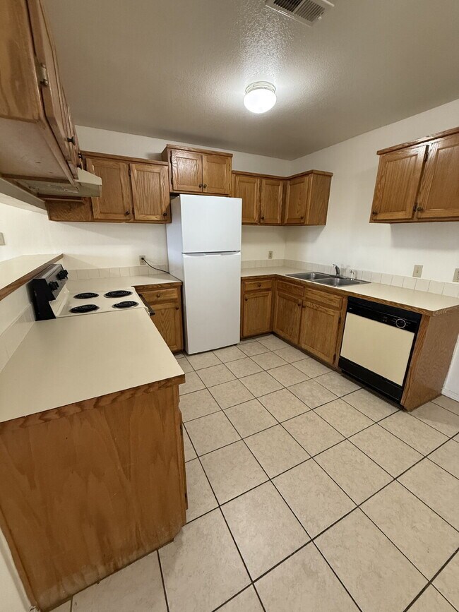 Foto del edificio - Last 2BR unit at Green Oaks