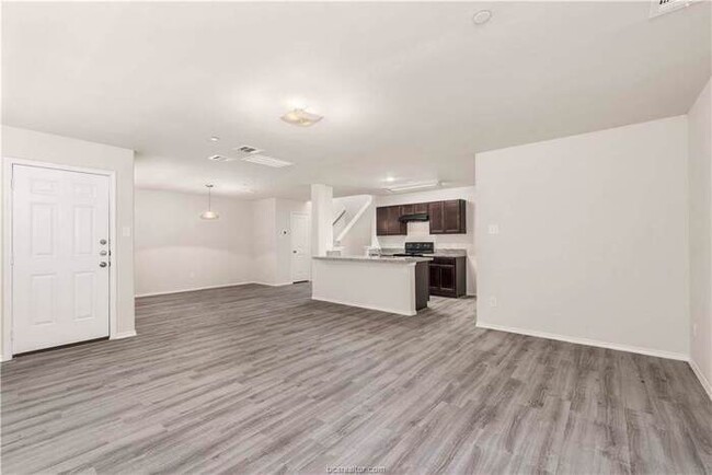 Building Photo - Oakwood Forest - 2105 Oakwood Forest Drive...