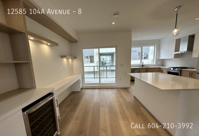 Building Photo - Gorgeous Townhome in Yale Gardens!