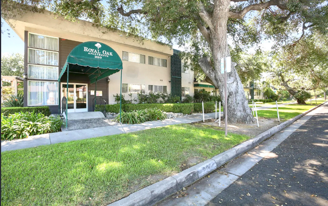 Foto del edificio - 220 E Live Oak St