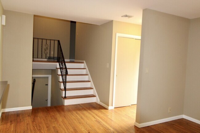 Foto del edificio - 4 Bedroom 3 Bath Well Kept House in West H...