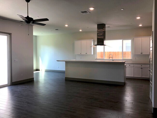 Building Photo - $2,695 Ashlan & Armstrong, 4 Bedroom - E. ...