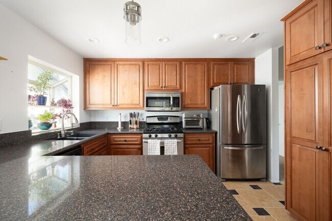 Foto del edificio - Cozy 3-Bedroom Home Just Walking Distance ...