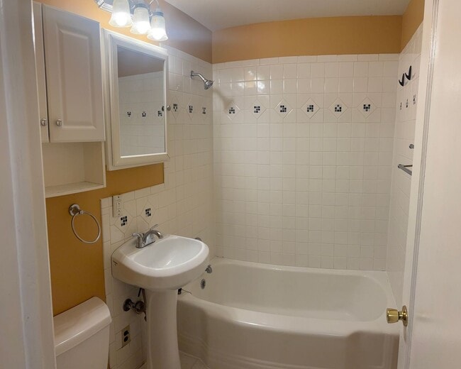 Building Photo - $1,950 / - 1800ft2 - 4BR, 2BA Cute North s...