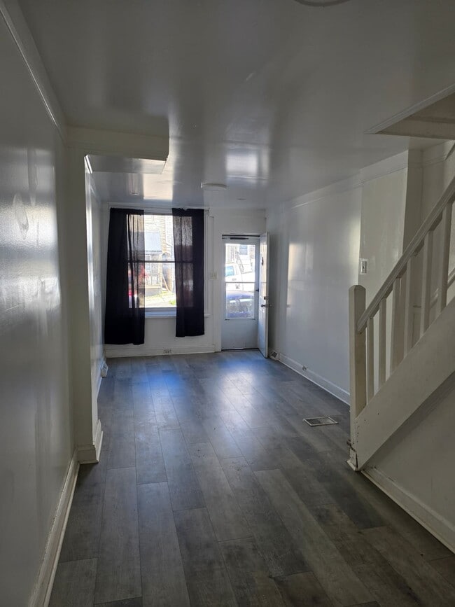 Building Photo - 552 S 11th St