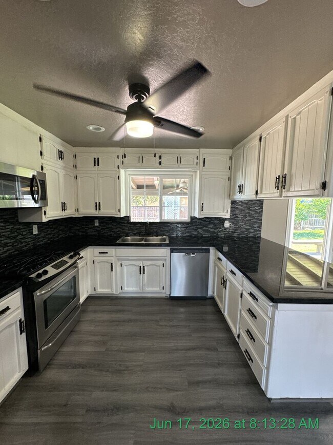 Building Photo - 2601 S Kloth Dr