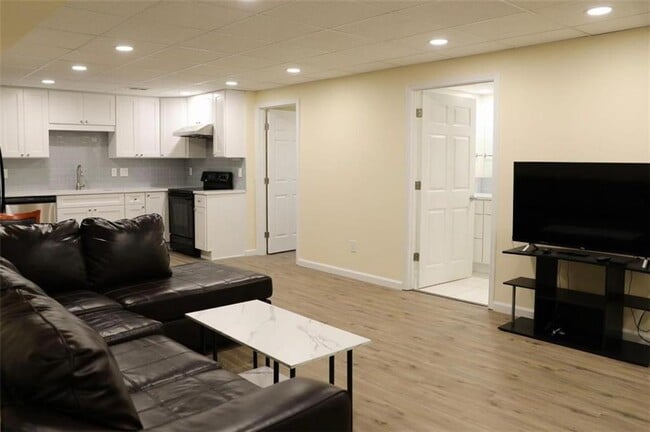 Building Photo - 1600 Deer Cliff Ct
