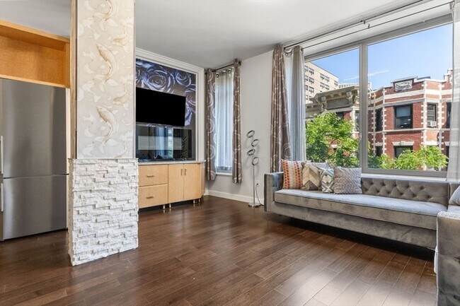 Foto del edificio - 43 Westland Ave