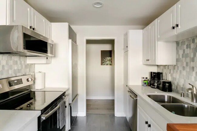 Kitchen - 12014 Kling St