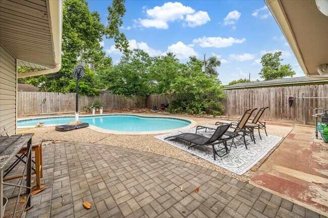 Building Photo - 2009 Sedgie Dr