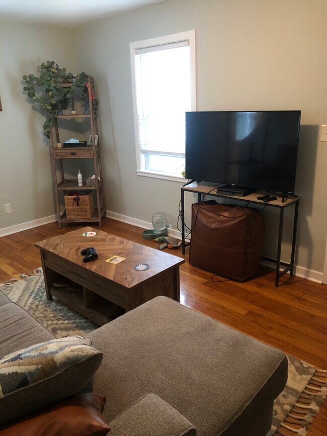 Foto del edificio - 43 Hemlock Rd