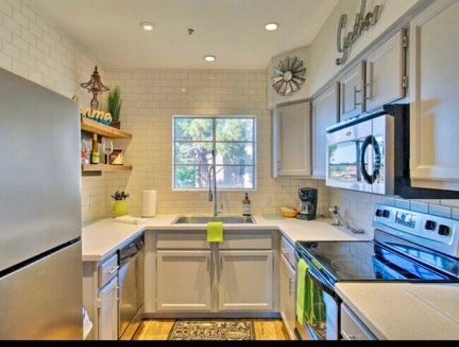 Foto del edificio - 9450 E Becker Ln