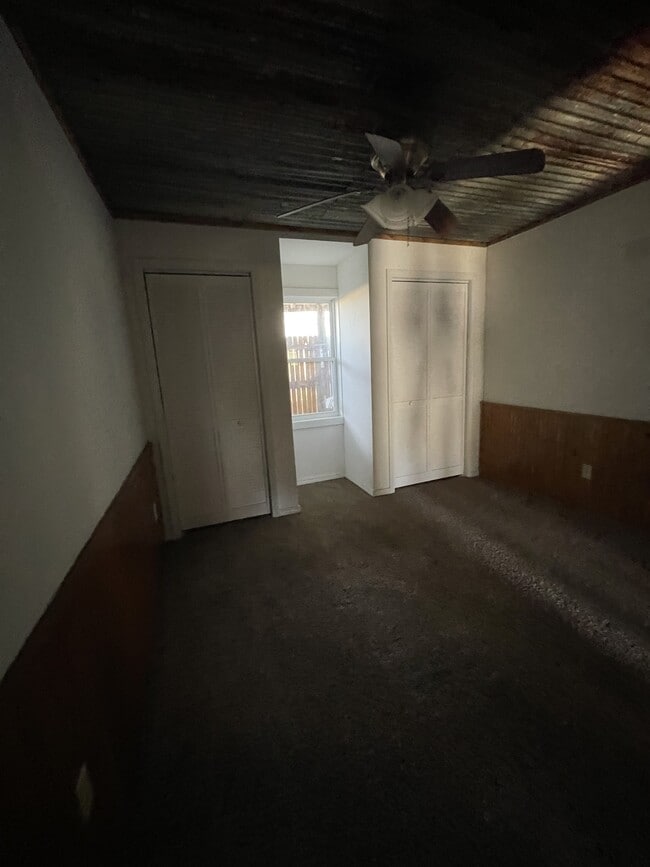 Building Photo - 401 E Krebs Ave