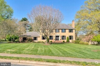 Building Photo - 6363 Lynwood Hill Rd
