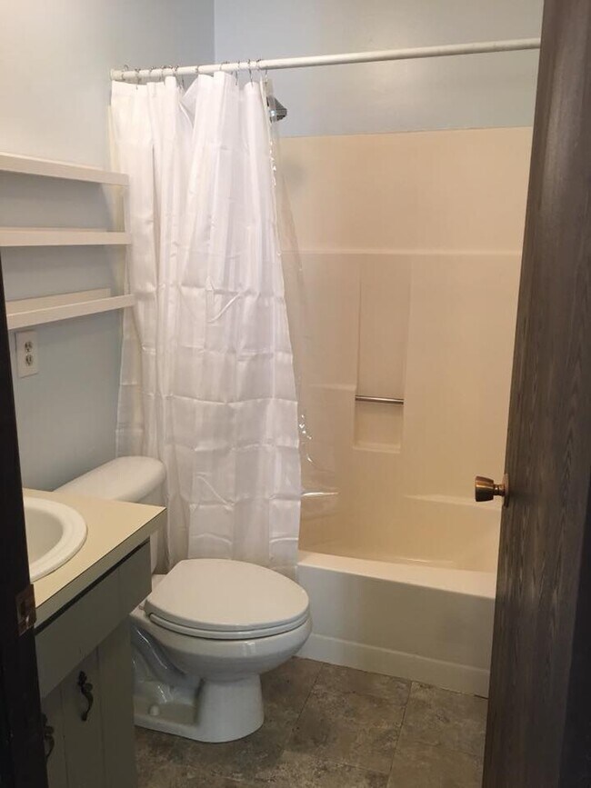 Bathroom - 10102 N Fairview Rd