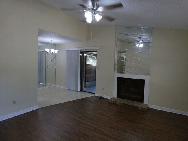 Foto del edificio - 9345 Chisholm Rd