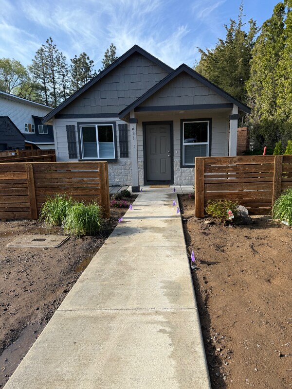 Foto principal - 636 NE Norton Ave