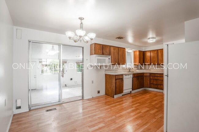 Building Photo - 547 N 1120 E