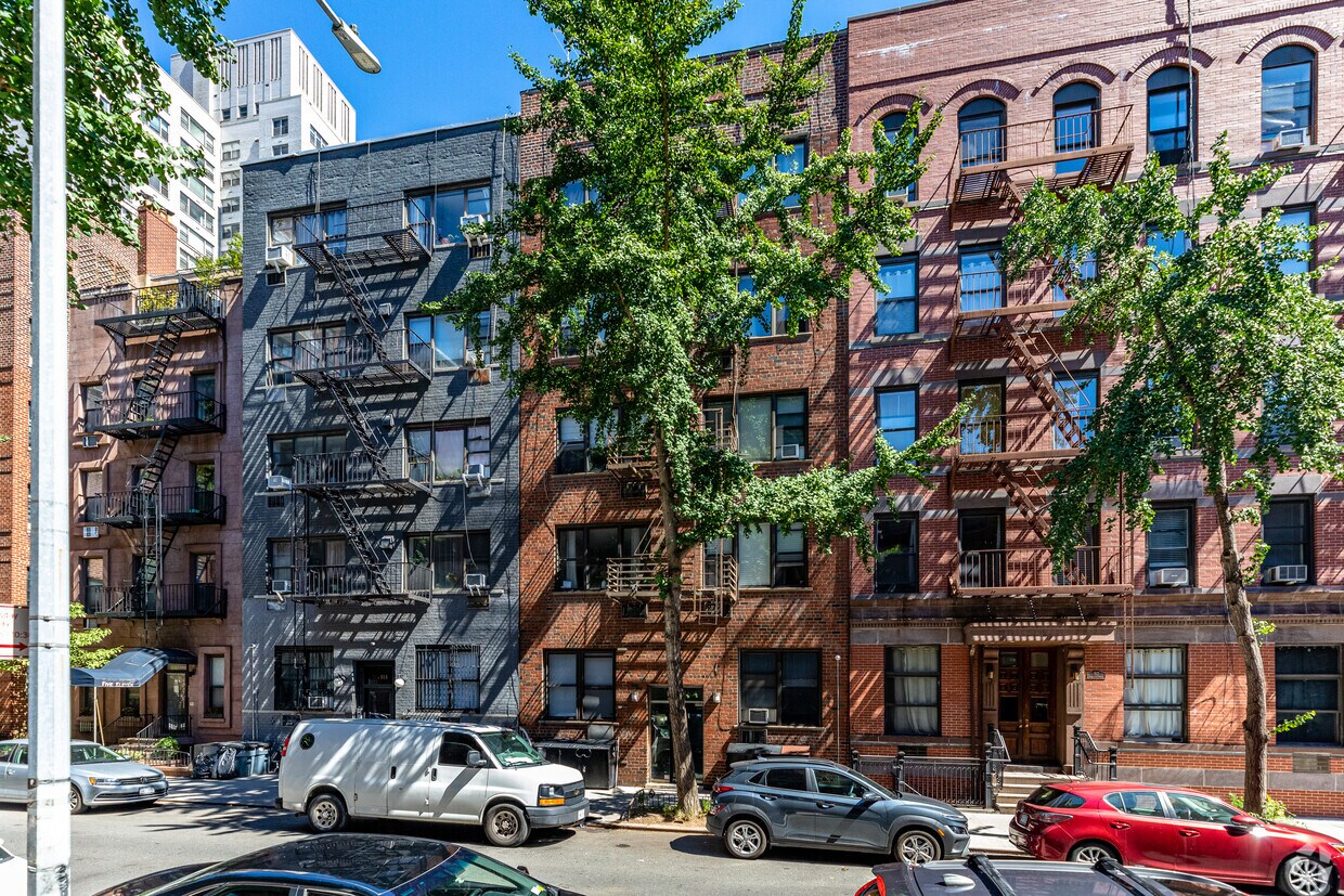 Primary Photo - 515 E 82nd St