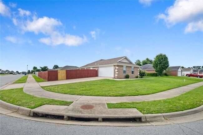 Building Photo - 1901 SW Columbus Rd