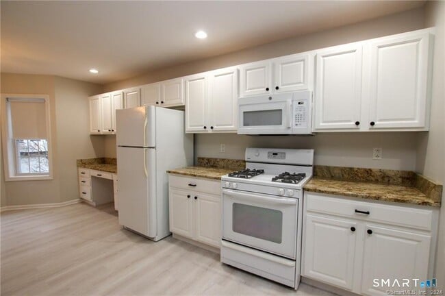 Building Photo - 303 Larson Dr