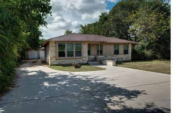 Foto del edificio - Comfy 4-Bed/3-Bath 3 blocks from A&M with all appliances, backyard, 5 min to grocery store