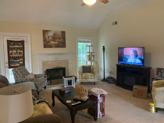 Foto del edificio - 3BR Eastside Beauty Available July 2026