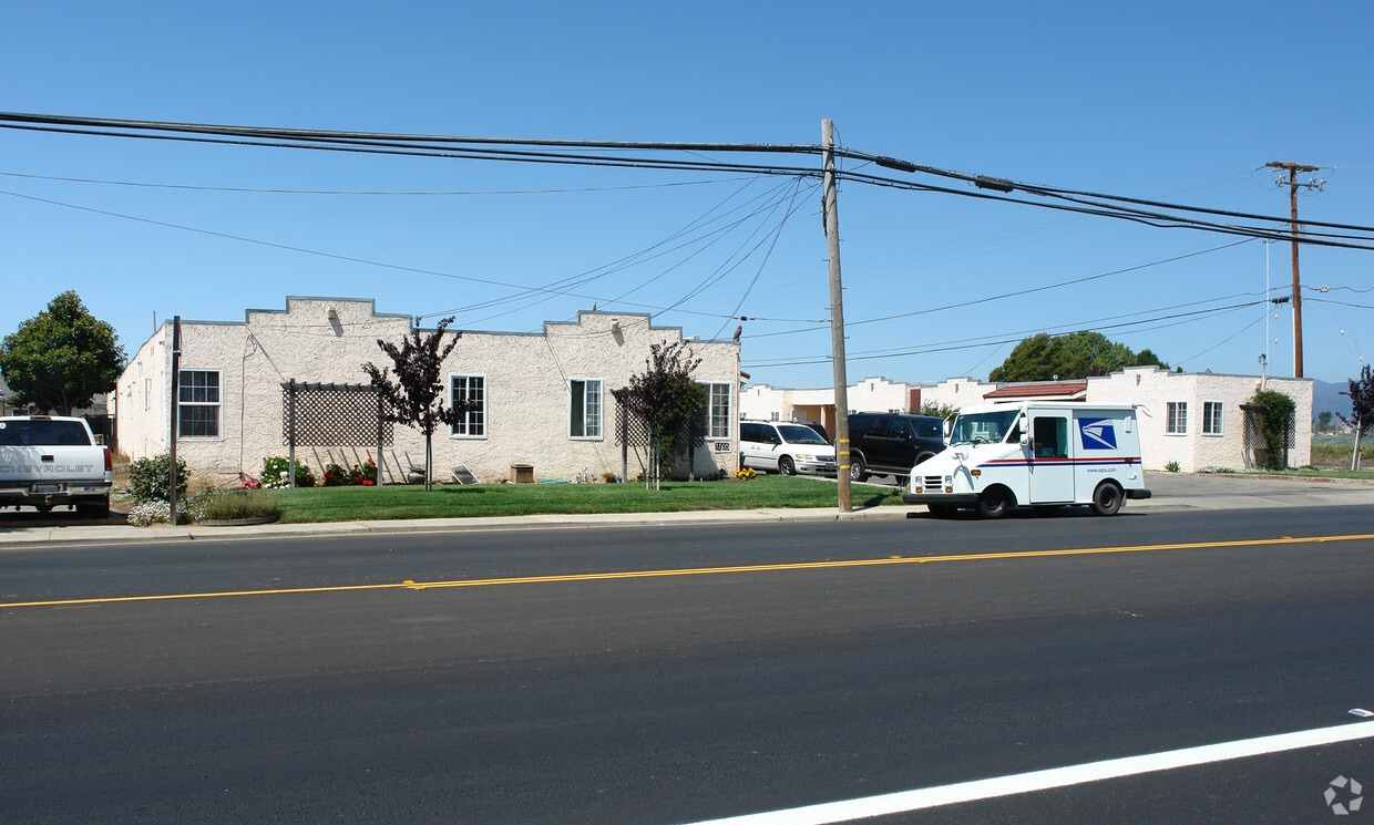 Building Photo - 1105 E Lake Ave