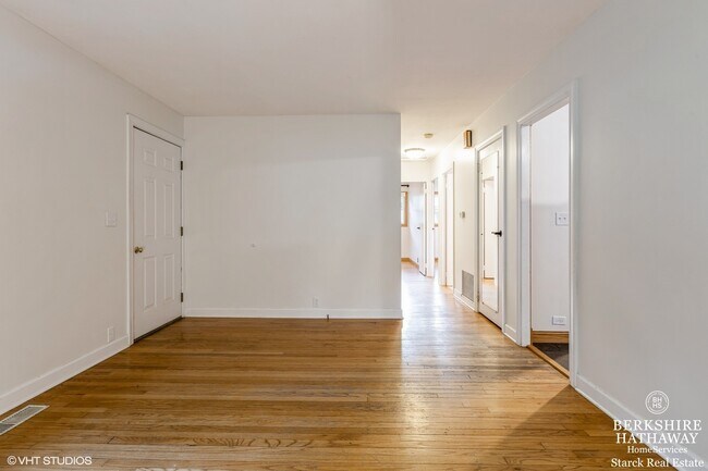 Foto del edificio - 361 Davis Rd