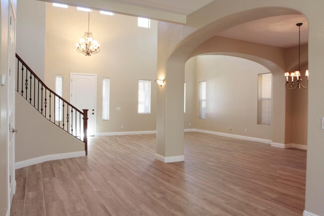 Building Photo - 2413 E Park View Ln
