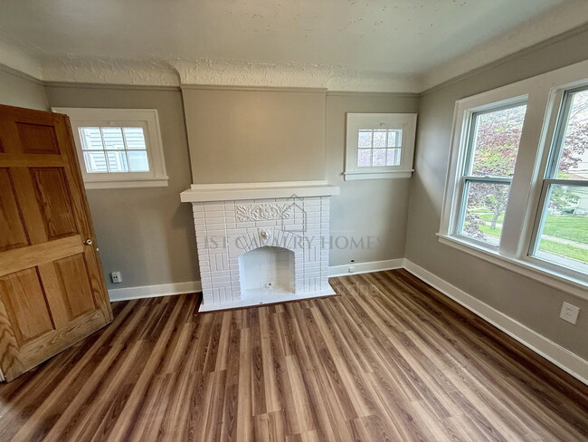 Building Photo - 656 Hammel St