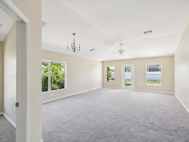 Foto del edificio - Don't Miss This Move-in Ready 4/2/2