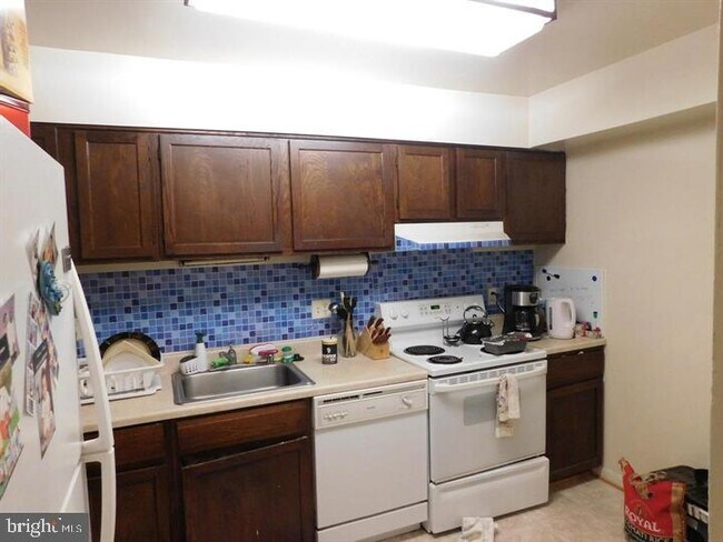 Foto del edificio - 6135 Edsall Rd