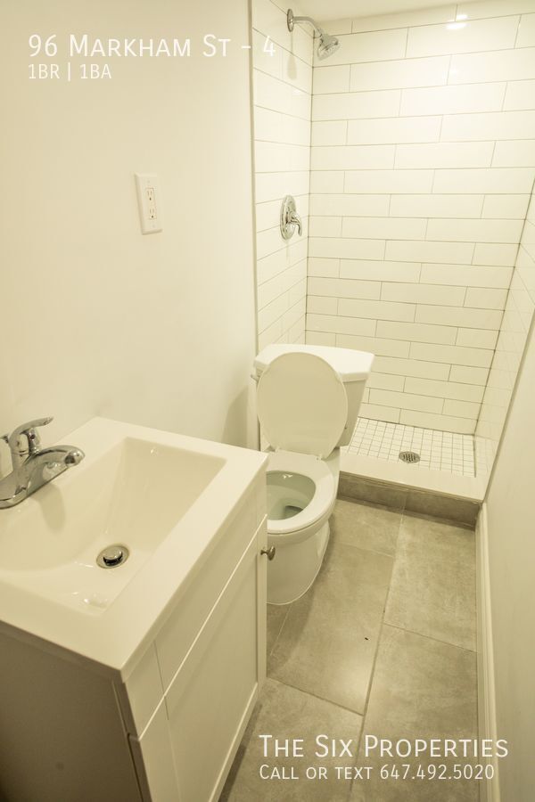 Photo du bâtiment - One Bedroom Apartment Trinity Bellwoods - Lower Level Unit
