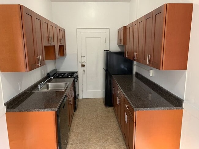 Charming, Sunny High Floor Flat Renovated kitchen Dishwasher, Very spacious, Ht Hw Inc NO FEE - Charming, Sunny High Floor Flat Renovated kitchen Dishwasher, Very spacious, Ht Hw Inc NO FEE House
