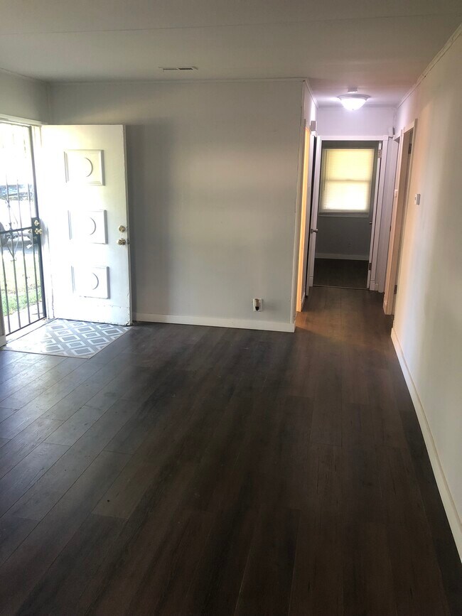 Foto del edificio - 8616 Graham Ln