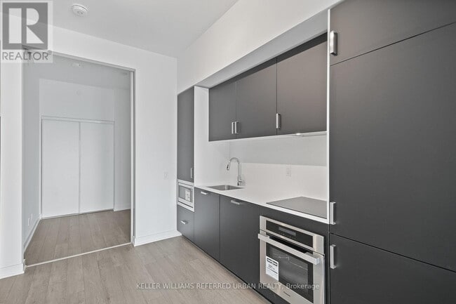 Building Photo - 88 Queen St E