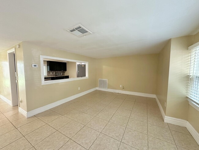 Building Photo - Updated 3 bedroom 2 bath with 1 car garage