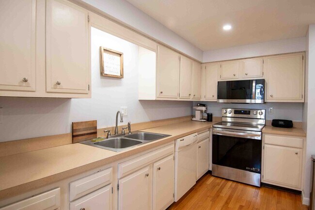 Foto del edificio - 2 Bedroom Condo Available August 1st