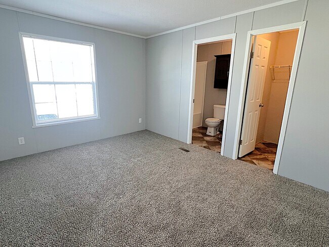 Building Photo - 16731 Fall River Rd