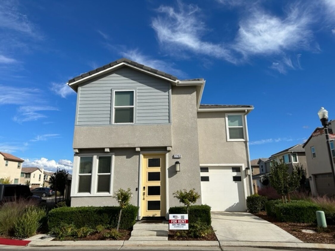 Foto principal - $300 MOVE IN BONUS, $2,100 Gated Community...