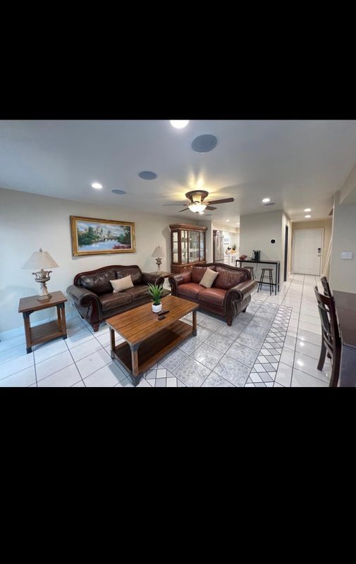 Foto del edificio - 7651 Reseda Blvd