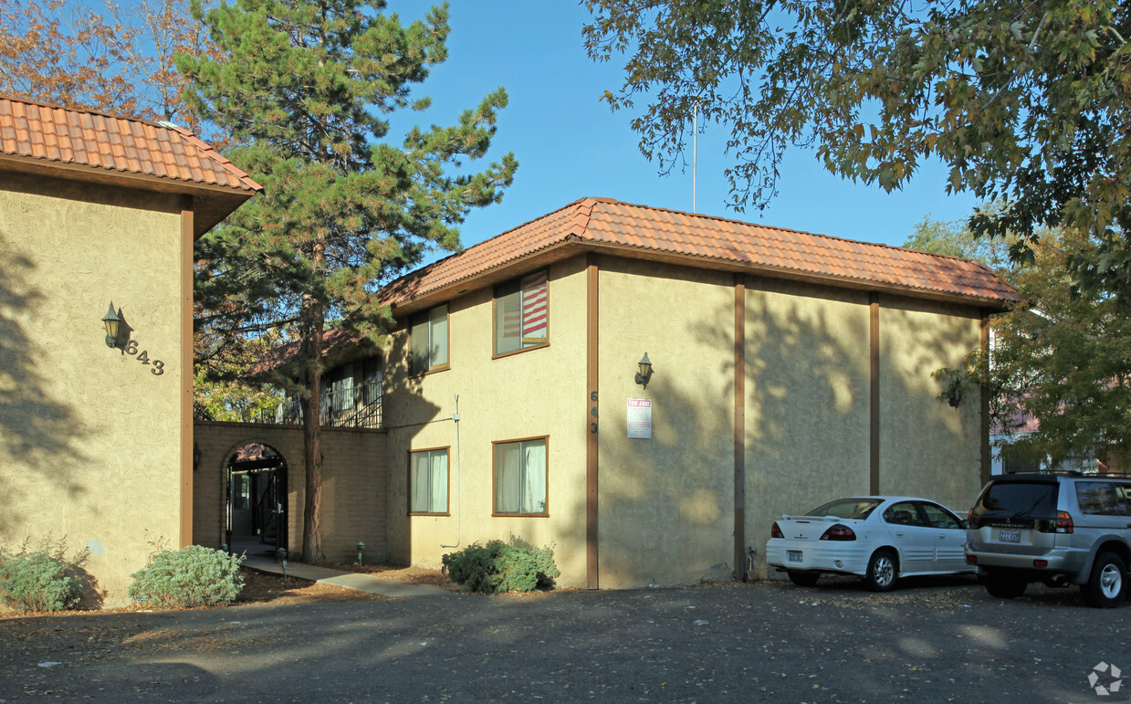 Foto del edificio - 643 N Lake St