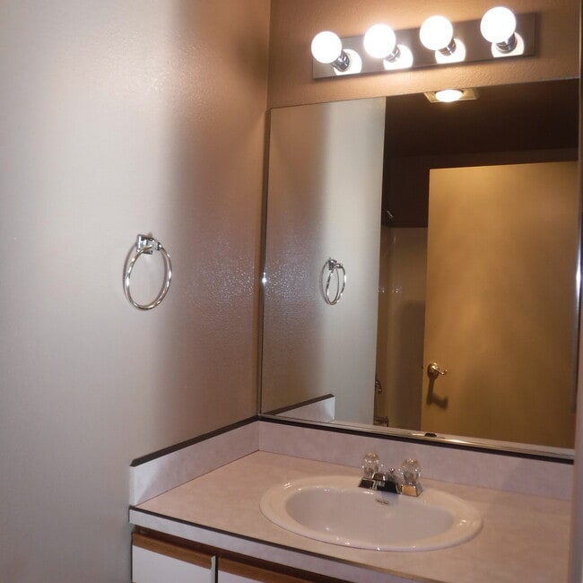 Foto del edificio - Two Bedroom, Two Bath with Single Car Gara...