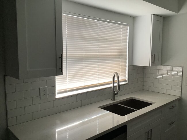 Building Photo - Three Bedroom Two Bath!