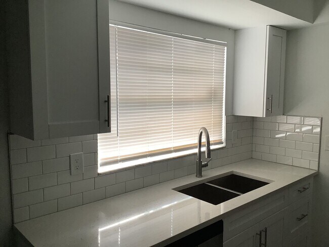 Foto del edificio - Three Bedroom Two Bath!