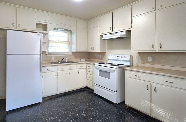 Building Photo - 2/1/1 CARPORT FOR LEASE - 50% OFF OF FIRST...