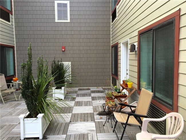 Foto del edificio - 160 Chatterton Ave